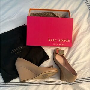 kate spade beige wedge pumps with gold bow detail
